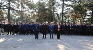 Şehitler kabirleri başında rahmet ve şükranla anıldı