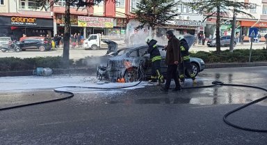 Seyir halindeki LPG'li otomobil alev topuna döndü