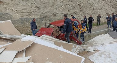 Sivas'ta tır otomobille çarpıştı: 1 ölü, 3 yaralı