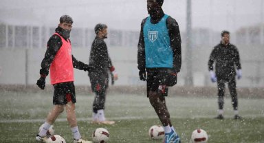 Sivasspor, kar altında çalıştı