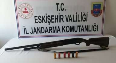 Şüphelilerin ikametleri ile araçlarında yapılan aramalarda birçok ruhsatsız silah ve tüfek ele geçirildi