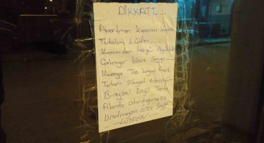 Sürekli ayakkabıları çalınan apartman sakinleri kapılarının açık bırakılmasına tepkiyi yazılı notla gösterdi