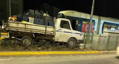 Sürücüsünün direksiyon hâkimiyetini kaybettiği kamyonet tramvay durağına çarptı