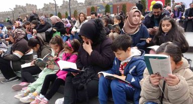 Tarihi kalede 7'den 70'e kitap okudular