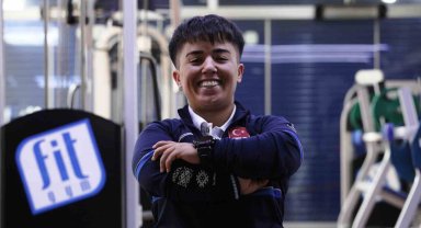 Tarlada çalışırken başladığı halterde Avrupa şampiyonu oldu, hedefi dünya şampiyonluğu