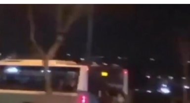 Tehlikeli yolculuk kamerada: Halk otobüsünün arkasında asılıp yolculuk yaptılar