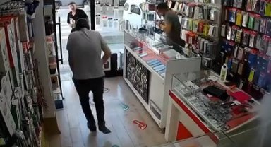 Telefondan çıkartılan batarya patladı, vatandaşlar büyük panik yaşadı