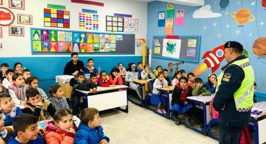 Trafik jandarmasından öğrencilere trafik eğitimi