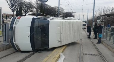 Tramvay yolundan giderken devrilen minibüs seferleri aksattı