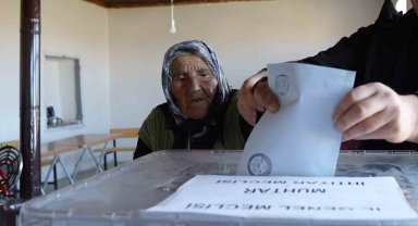 Türkiye'nin en yaşlı seçmeni 117 yaşındaki Arzu nine oyunu kullandı