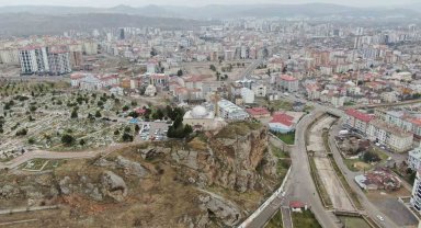 Uçurumun kıyısındaki türbeye ziyaretçi akını
