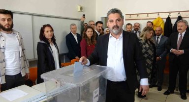 Üzüm ve Çopuroğlu oylarını kullandı