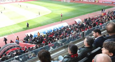 Vali Aksoy Eskişehirspor maçını tribünden izledi