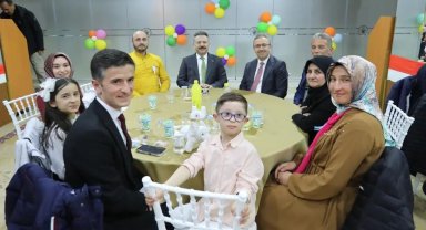 Vali Hüseyin Aksoy Down sendromlu çocuklar ve aileleriyle bir araya geldi