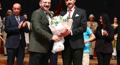 Vali Hüseyin Aksoy, "Cumhuriyete Doğru" adlı tiyatro oyunu büyük ilgi ile izledi