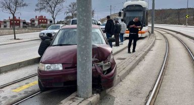 Virajı alamayan otomobil tramvay yoluna girdi