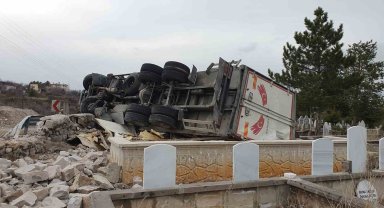 Virajı alamayan tır mezarlığa devrildi: 1 yaralı