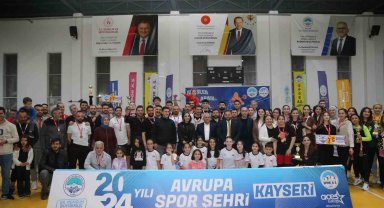 Voleybol turnuvasında dereceye giren takımlara ödülleri veridi