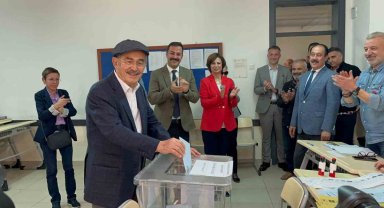 Yaşlı adam kalp krizi geçirirken Büyükerşen'i alkışladılar