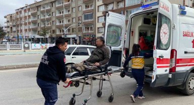 Yaşlı kadına çarpmamak için elektrikli bisikletten düştü