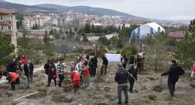 Yozgat'ta 300 fidan, depremde hayatını kaybeden kadınlar anısına toprakla buluştu