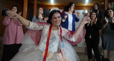 Zihinsel engelli depremzede Meltem'in 'gelinlik giyme' hayali gerçek oldu