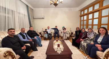 Vali Çiçekli, Şehit Ailesi ve Görme Engelli Hafız Çifti İftarda Ağırladı