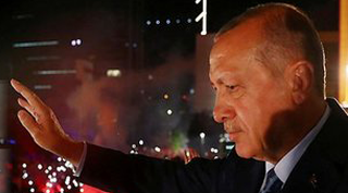 Cumhurbaşkanı Erdoğan'dan tarihi balkon konuşması