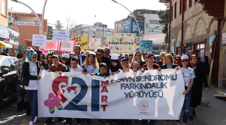 DOWN SENDROMLU GENÇLERE DİKKAT ÇEKMEK İÇİN YÜRÜDÜLER