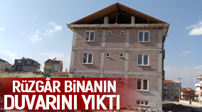 RÜZGÂR BİNANIN DUVARINI YIKTI