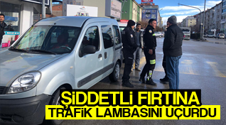 ŞİDDETLİ FIRTINA TRAFİK LAMBASINI UÇURDU