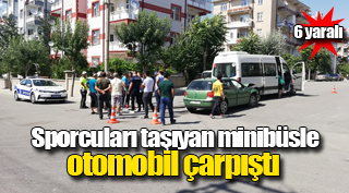 Sporcuları taşıyan minibüsle otomobil çarpıştı